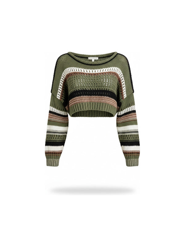 Talea kurzer Strickpullover mit Streifen in Oliv, freigestellt auf Weiß