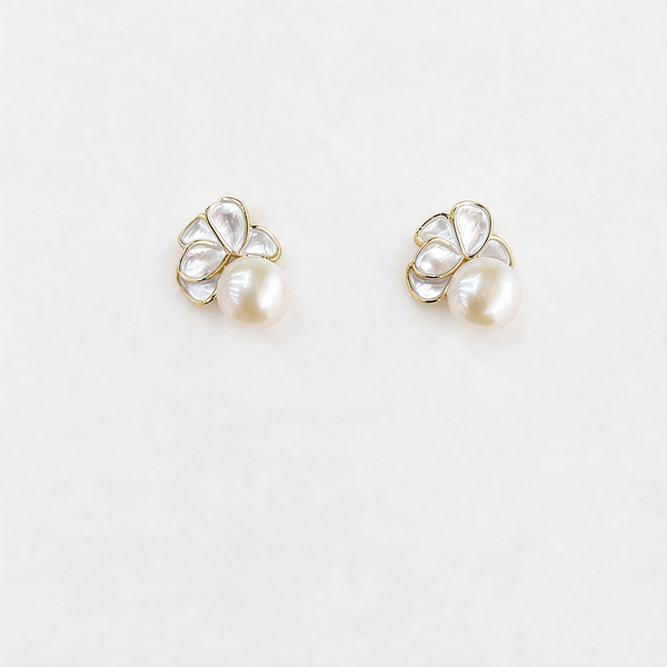 Stine – Perlmutt-Blüten-Ohrstecker