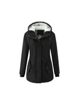 Hedda Parka mit Kapuze und Teddyfutter in Schwarz, freigestellt auf Weiß