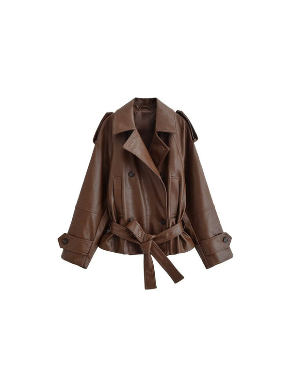 Johanna Jacke in Leder-Optik mit Gürtel in Cognac, freigestellt auf Weiß