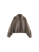 Malin weiche Blouson-Jacke mit Reißverschluss in Taupe, freigestellt auf Weiß