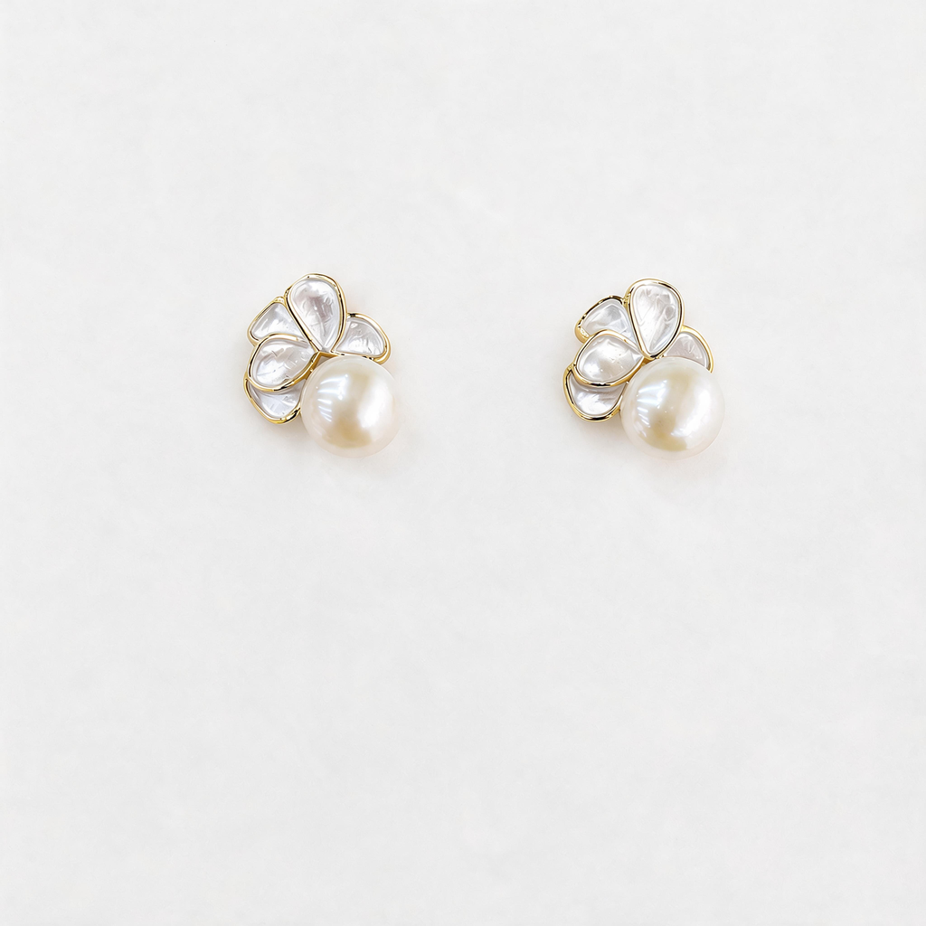 Stine – Perlmutt-Blüten-Ohrstecker